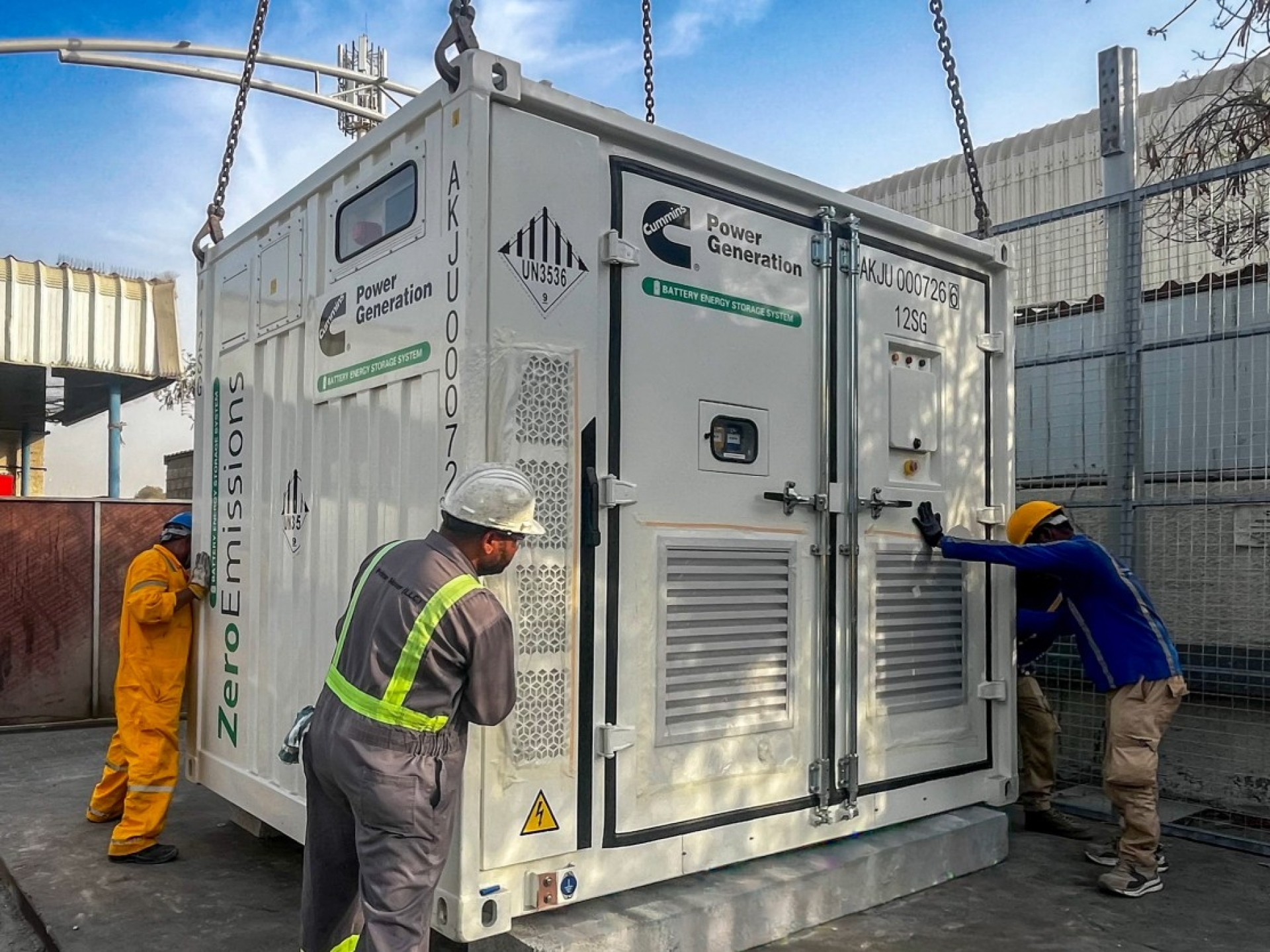 Das Batterie-Energiespeichersystem wird mit Hilfe von Arbeitern von Crane abgebaut.