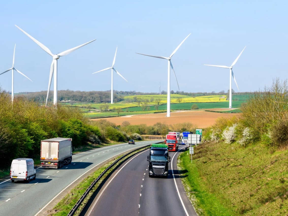 Straße mit Lastwagen und Windmühlen