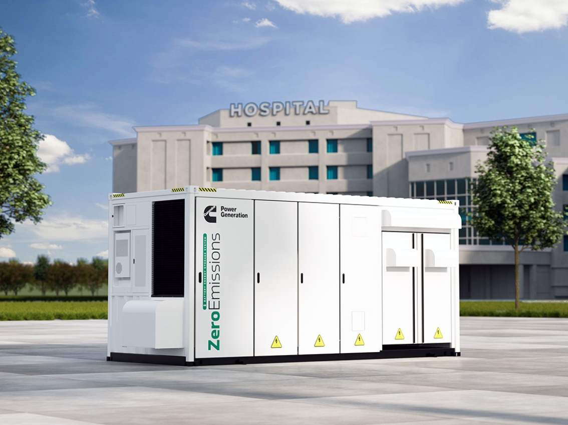 Batterie-Energiespeichersystem vor einem Krankenhaus