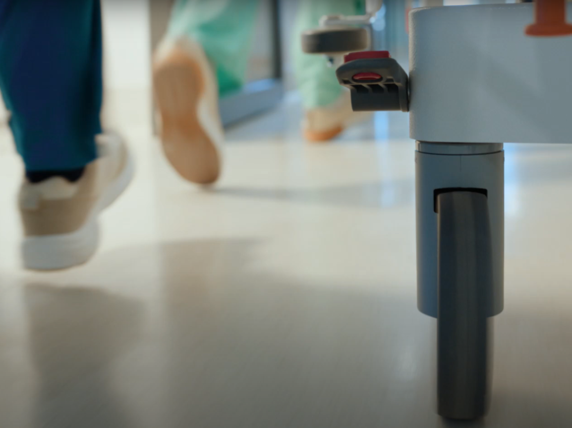 Flacher Winkel der Schuhe von Krankenschwestern im Krankenhaus