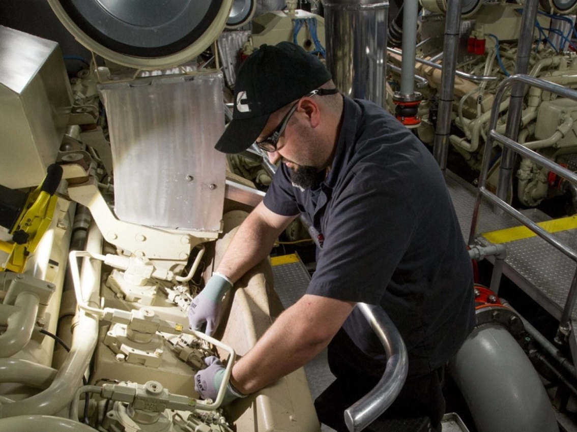 Servicetechniker für die Schifffahrt im Einsatz