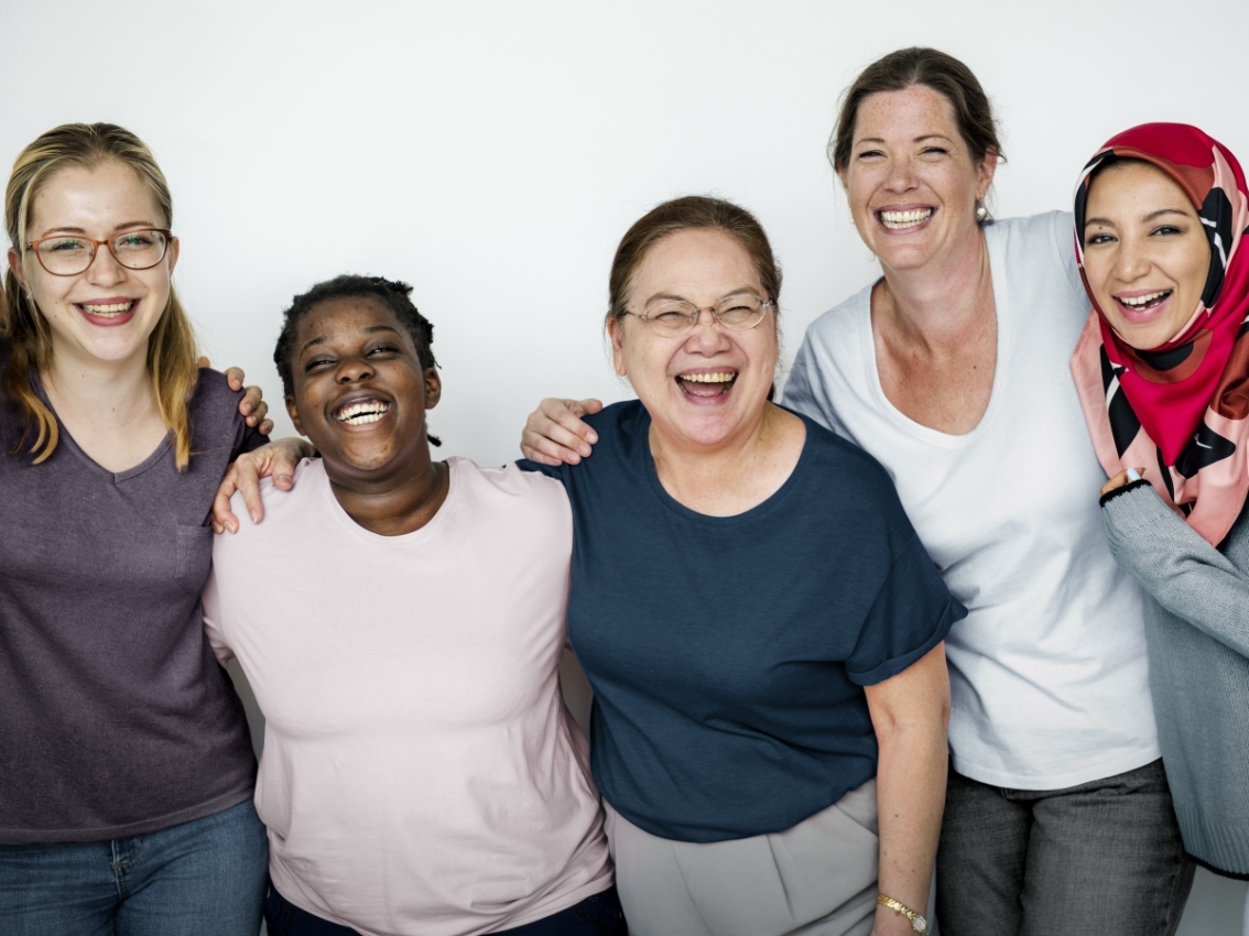 Gruppe von Frauen, die für ein Foto posieren