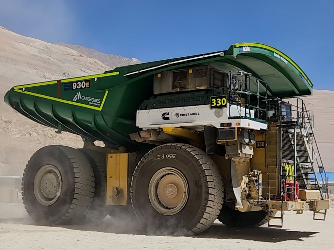 Großer Bergbau-Transporter fährt durch eine staubige Tagebaugrube