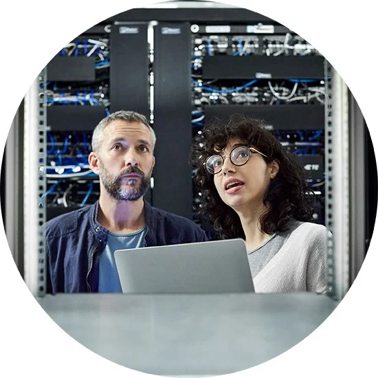 dos trabajadores mirando una laptop
