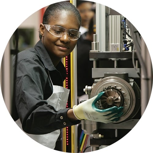 empleado del área de fabricación de Cummins