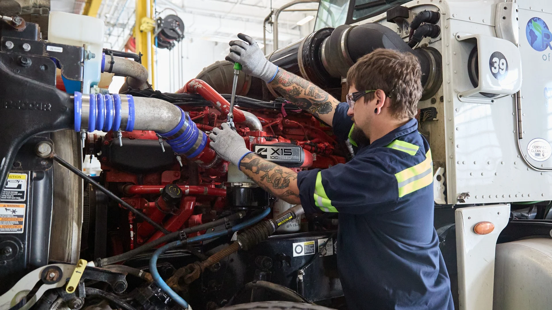 Técnico de Cummins trabajando en el motor X15