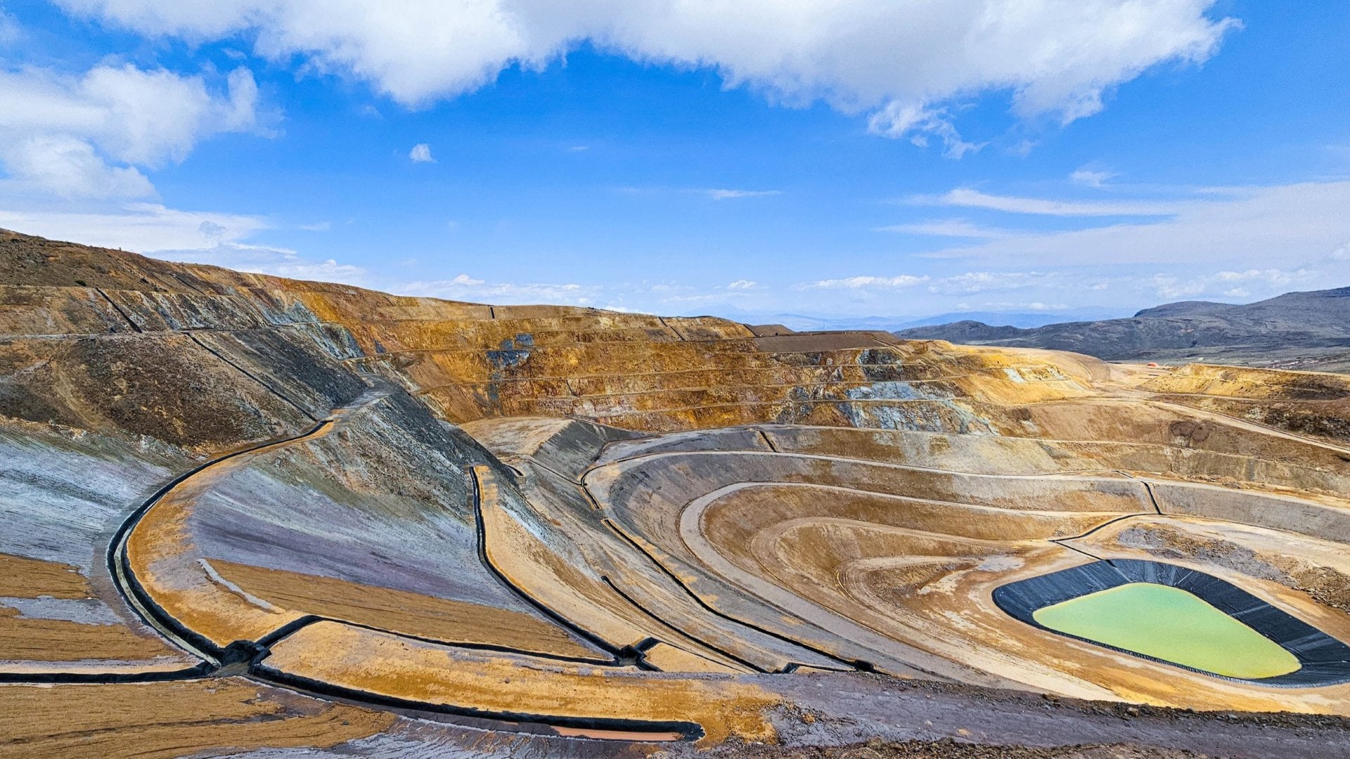 Mina de oro en Nevada con cielo azul