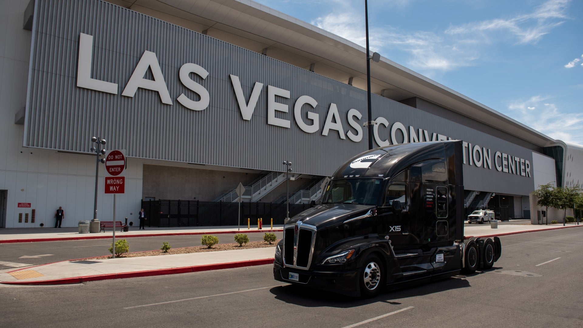 Camión del Forever Rising Tour en el centro de convenciones de Las Vegas