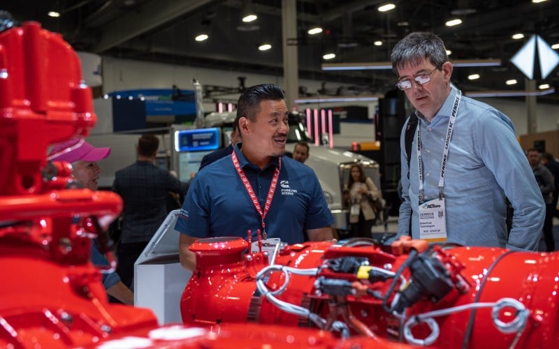 Personas inspeccionando motores Cummins en el centro de convenciones de Las Vegas