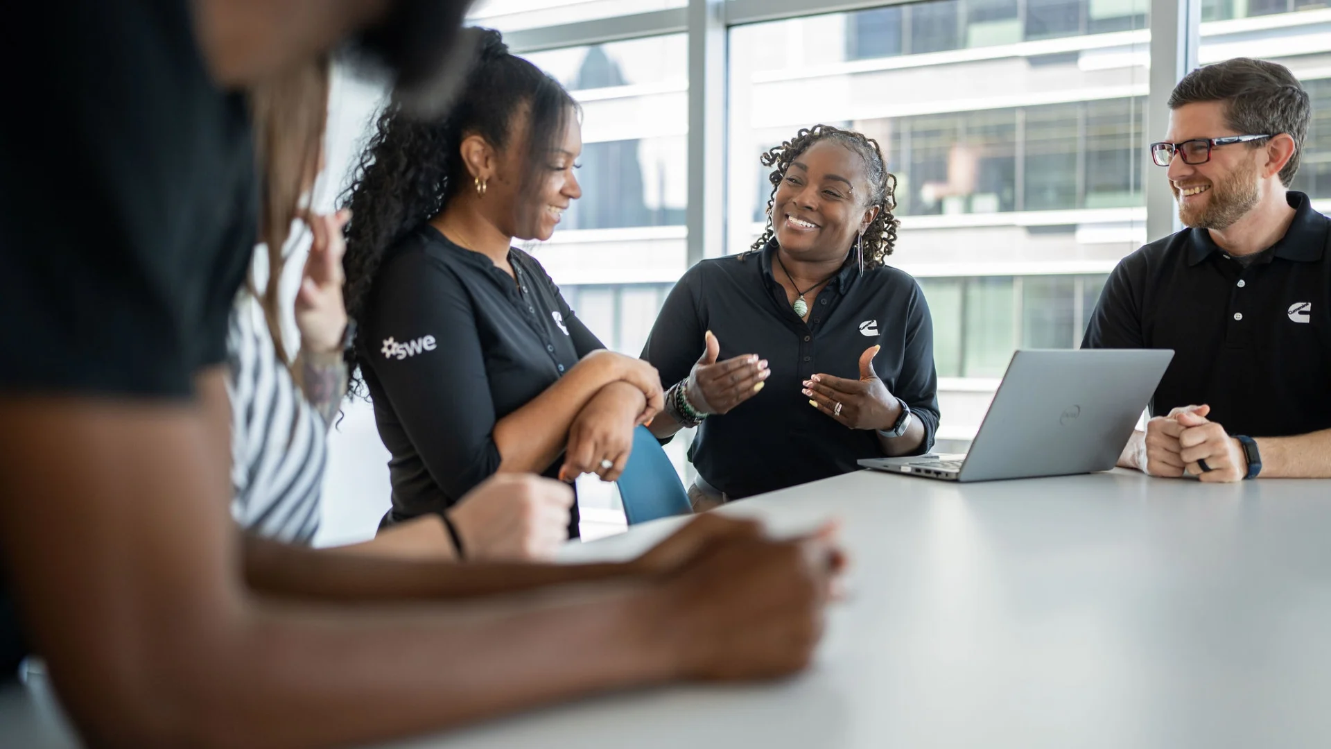 Meko Taylor reuniéndose con colegas en Atlanta durante su trabajo de liderazgo y asociación con la comunidad de Cummins.