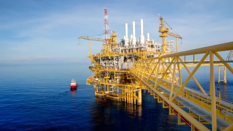 Embarcación atendiendo a plataforma offshore