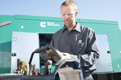 Técnico ayudando a un cliente