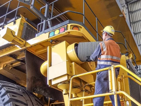 Trabajador cambiando el filtro en un camión volquete grande