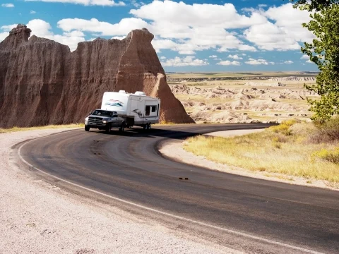 Un camión subiendo una montaña en el desierto