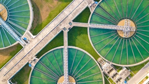 Vista aérea de una instalación de tratamiento de agua