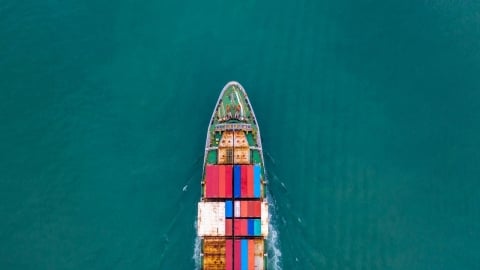 Buque de carga moviéndose a través de una gran masa de agua