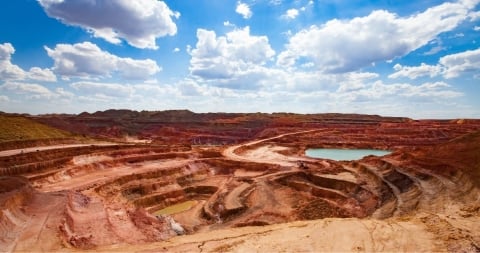 Paisaje desértico con cielos azules al fondo