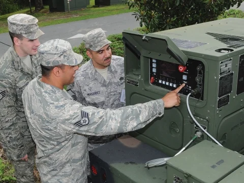Personal militar operando generador