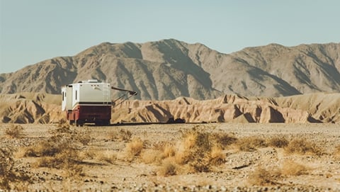 RV solo en medio del desierto