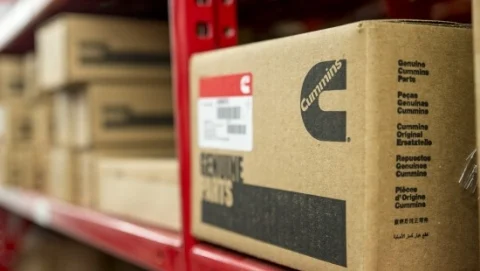 Caja de piezas originales Cummins en un estante