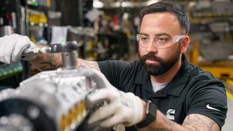 Técnico de Cummins realizando trabajos en el motor
