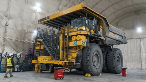 Gran camión minero siendo atendido dentro de una instalación de mantenimiento