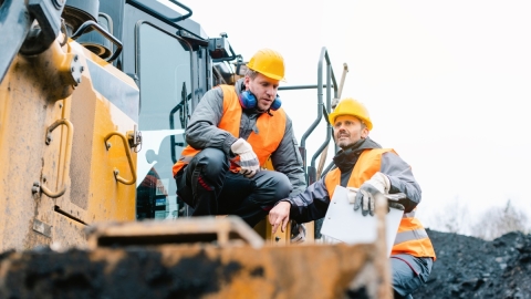 técnicos sobre equipos de minería