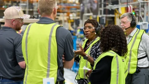 líderes de la compañía en la planta baja de la fábrica