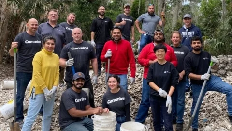 Empleados que se ofrecen como voluntarios fuera del sitio