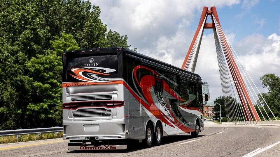 Autobús a punto de cruzar por un gran puente