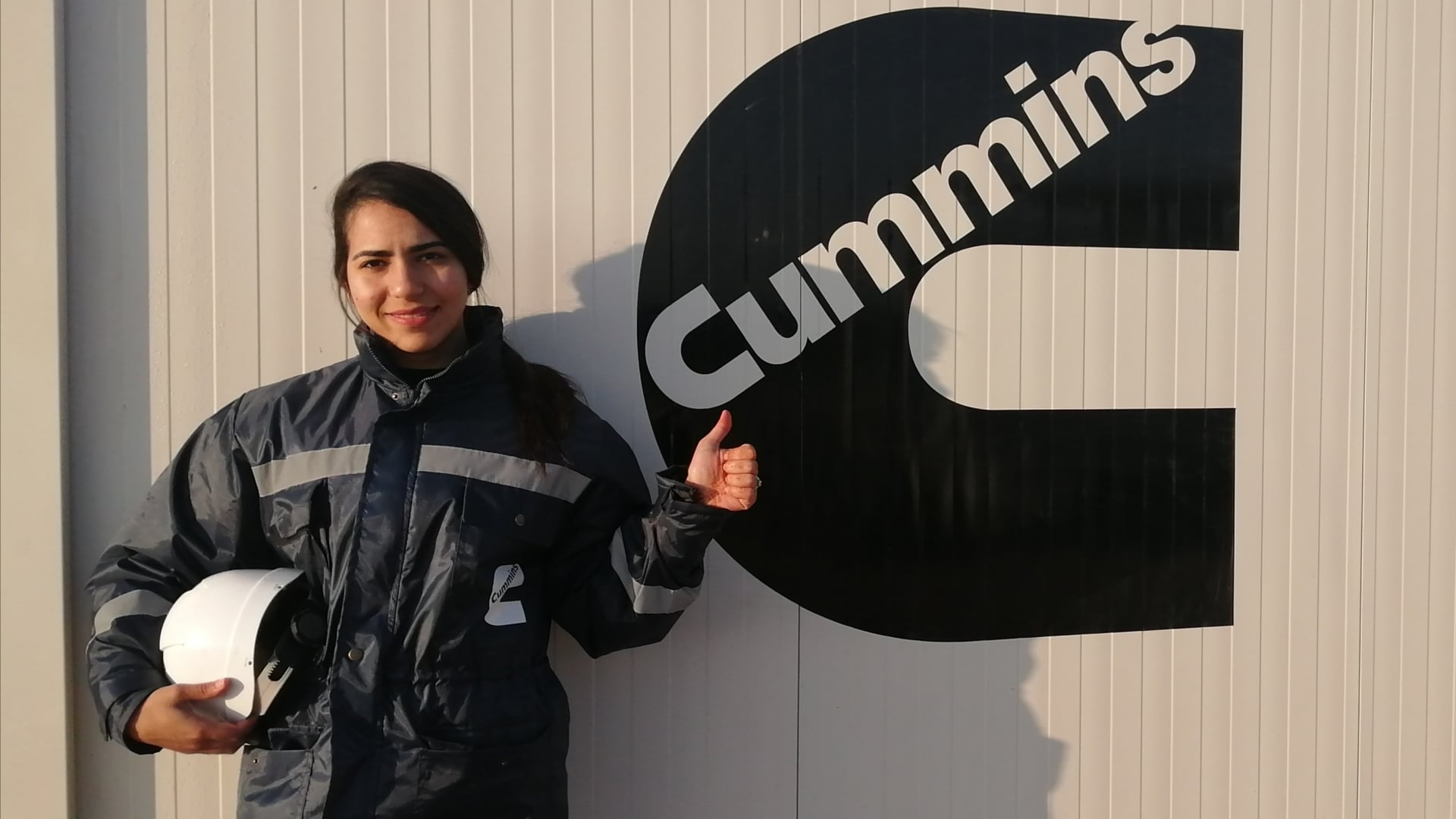 Meryem Hajli posando con el logo de Cummins