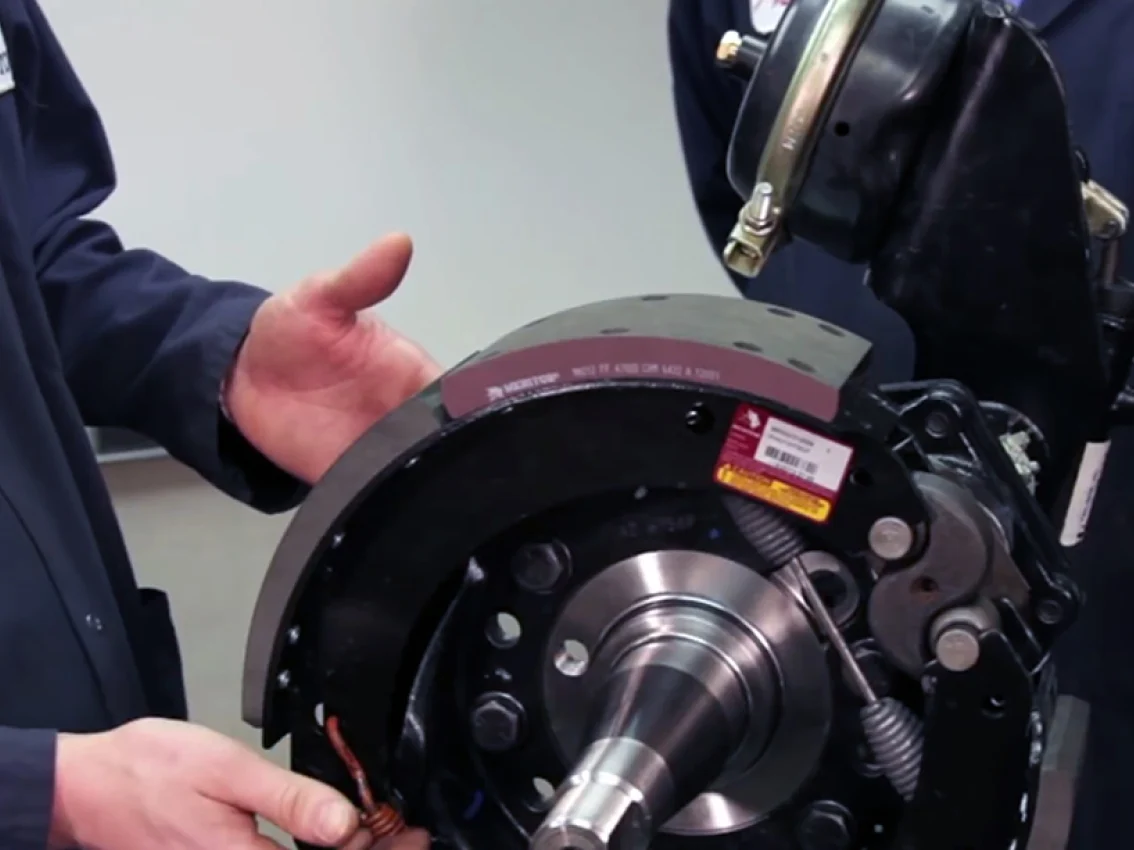 Técnico trabajando en un producto Meritor