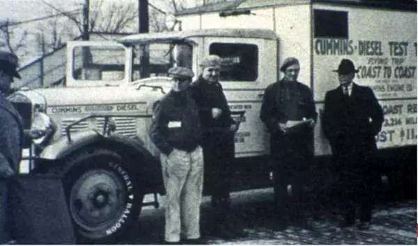 Camión con gente de los años 1920
