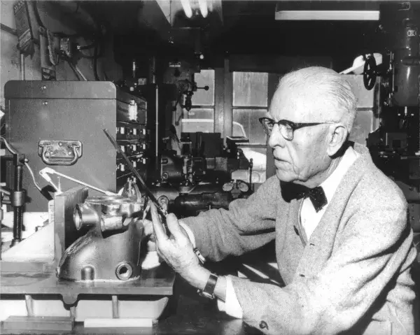 Clessie Cummins en taller