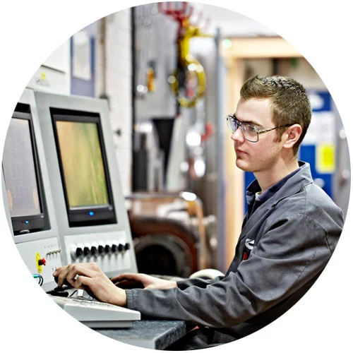 un empleado trabajando en un laboratorio de Cummins