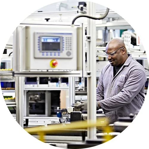 empleado del área de fabricación de Cummins