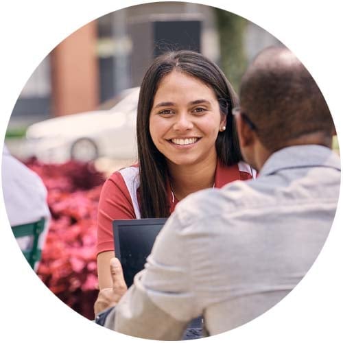 empleados de cummins reunidos en exteriores
