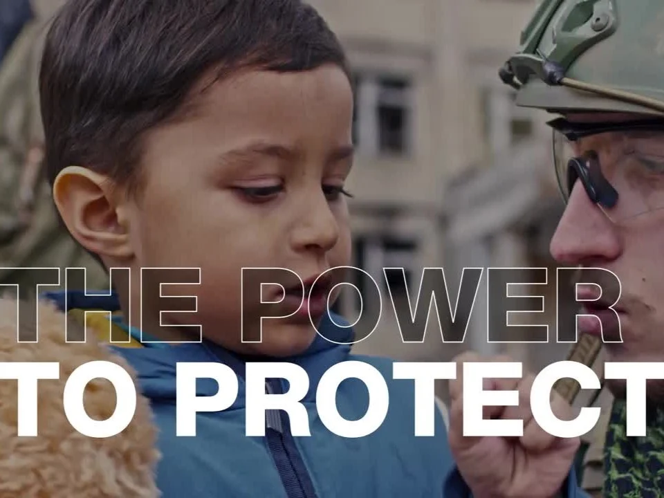 Soldado protegiendo a un niño