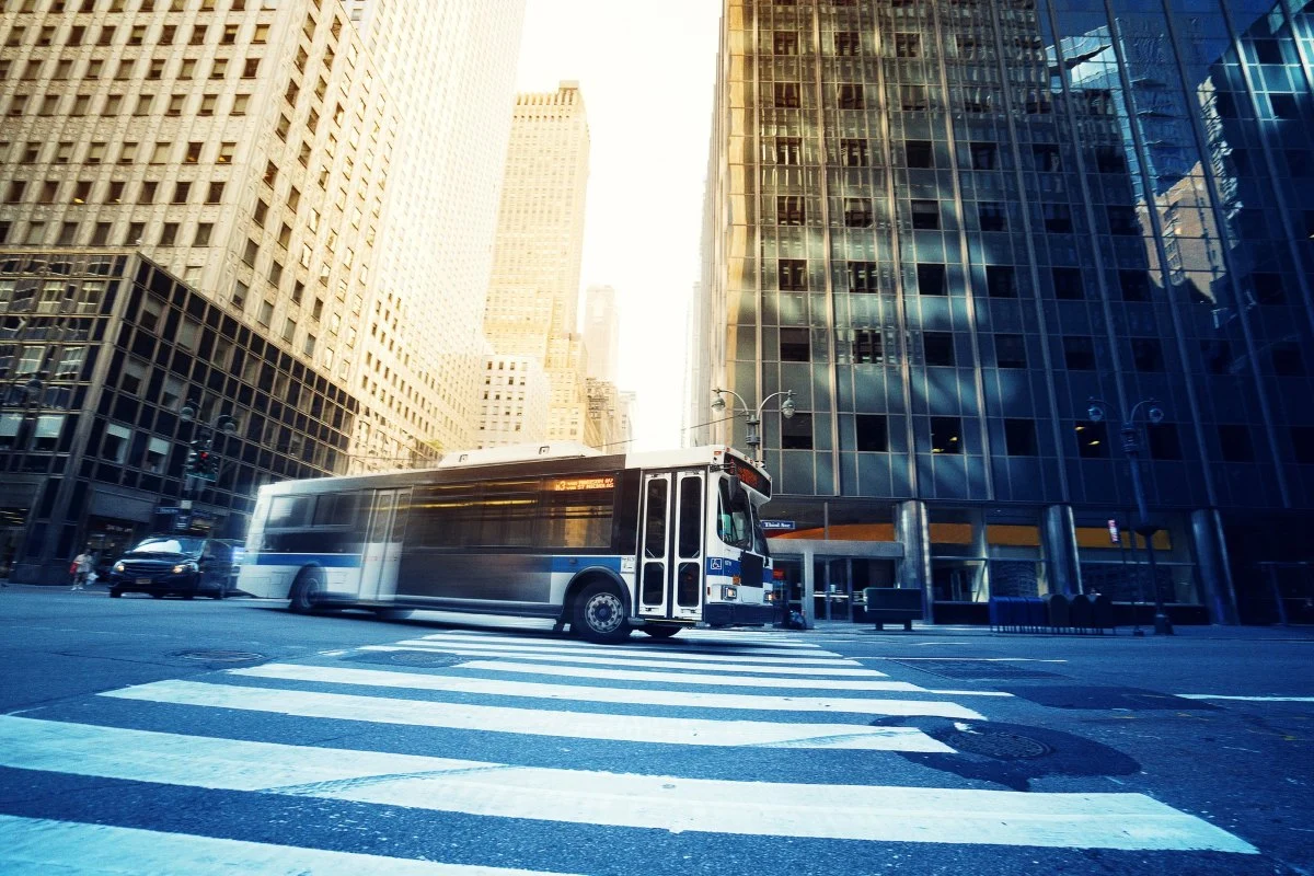 autobús en una intersección en la gran ciudad