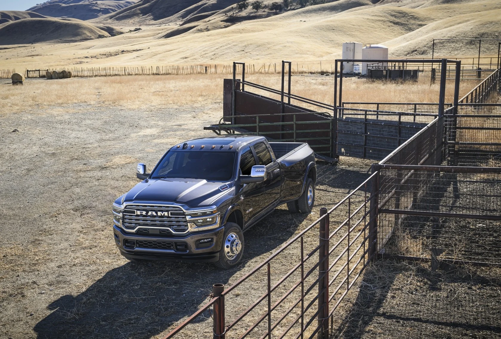 Camioneta RAM estacionada en tierras de cultivo