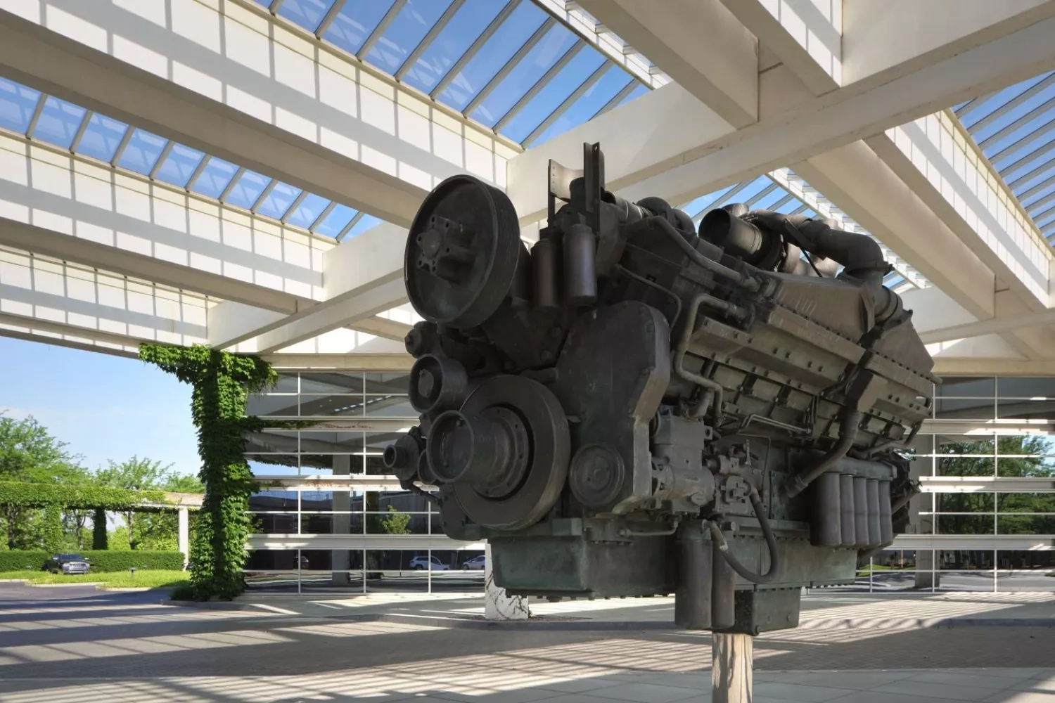 Estatua del motor Cummins en la sede de Cummins