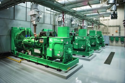 Se muestra un sistema de energía ecológica construido por Cummins en una instalación industrial