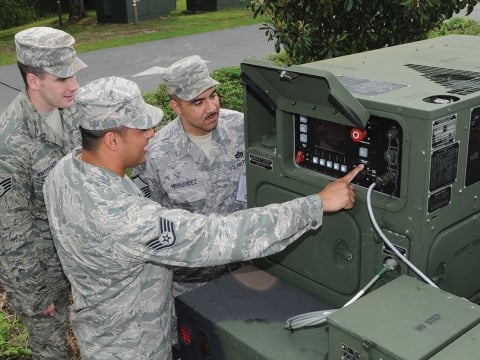 Personal militar operando generador