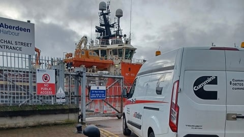 Van de servicio en el puerto