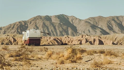 RV solo en medio del desierto