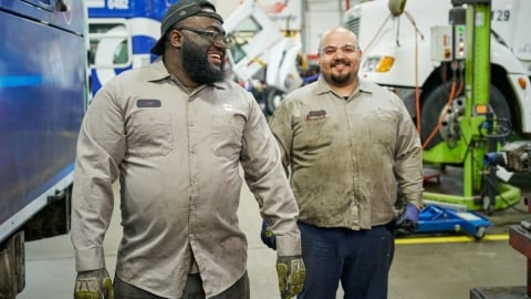 Técnicos de taller con gafas de seguridad y guantes