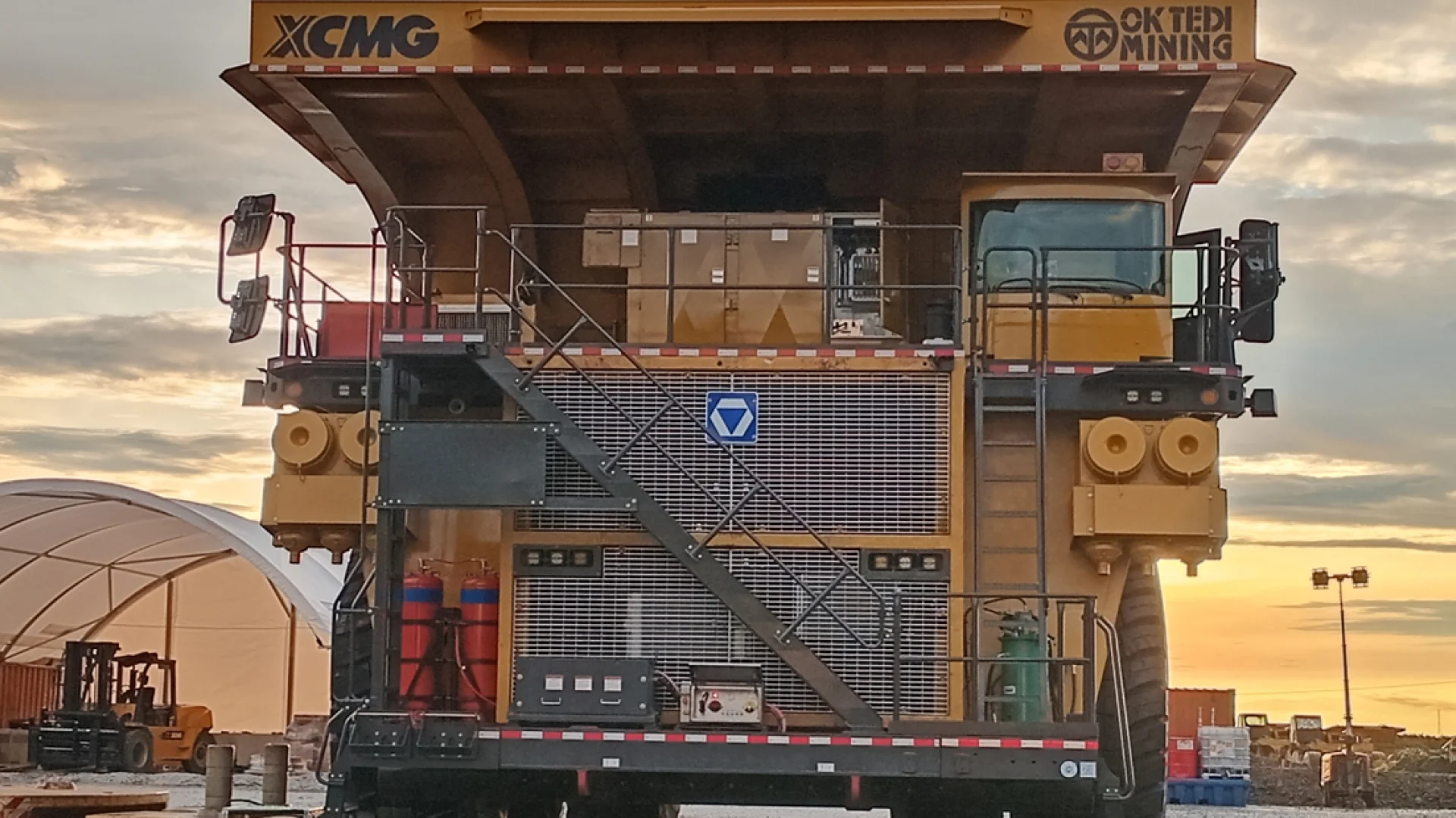 Nuevos camiones de transporte XCMG en OK Tedi