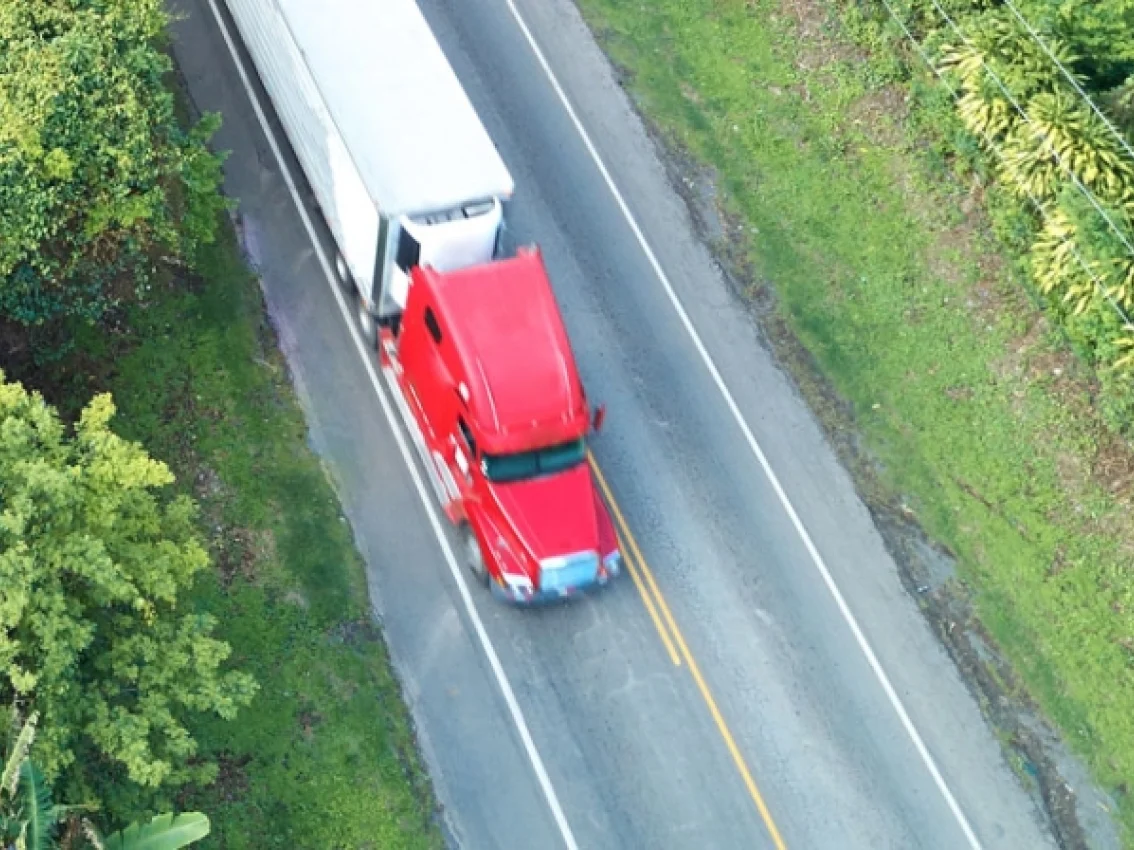un semirremolque en una carretera