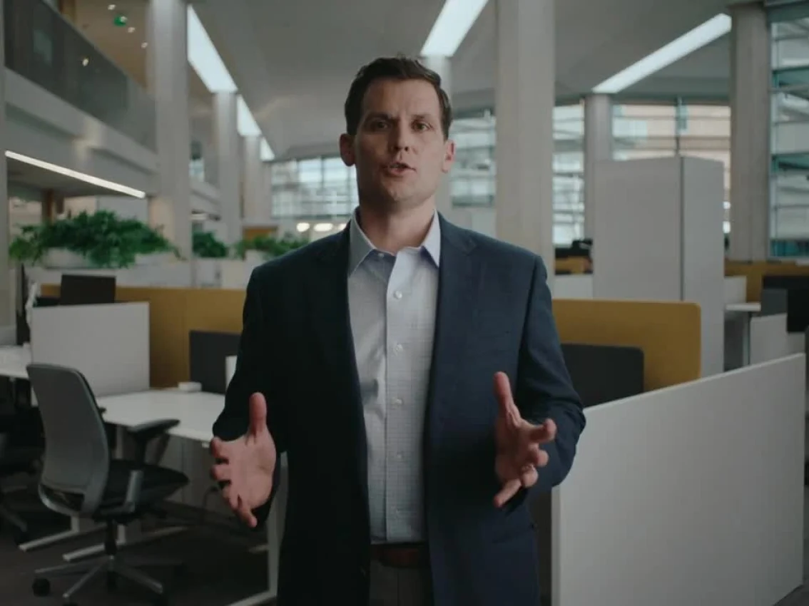 Brett Merritt hablando en un edificio de oficinas