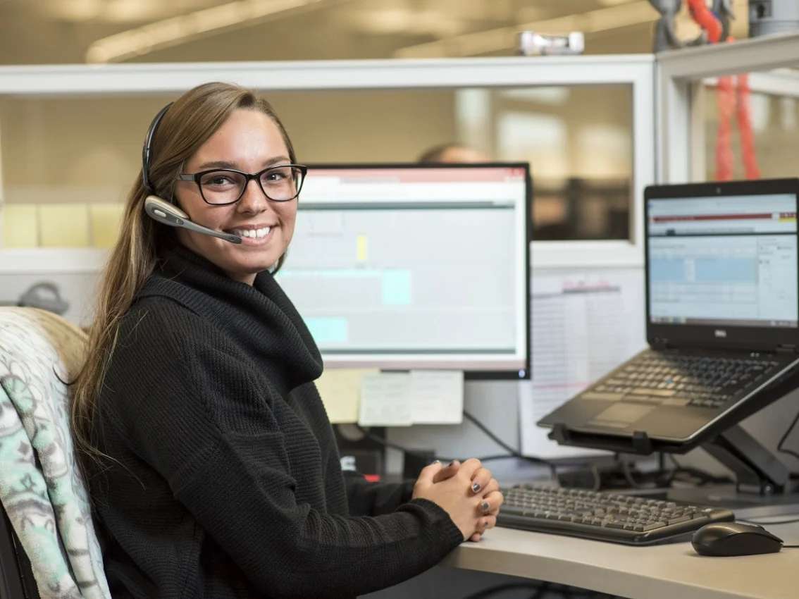 Empleado de servicio al cliente de Cummins, feliz en el trabajo